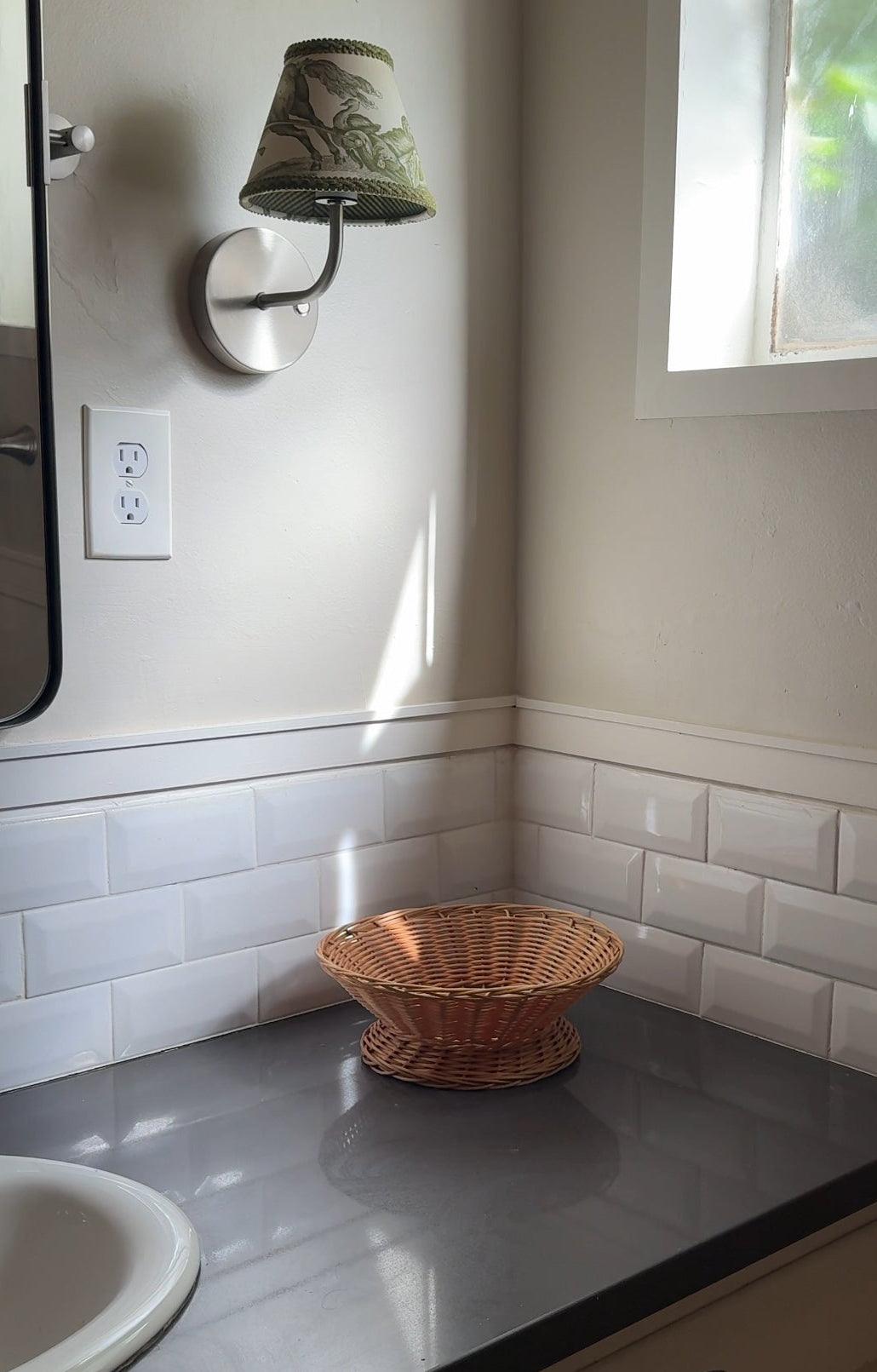 Round Pedestal Wicker Basket