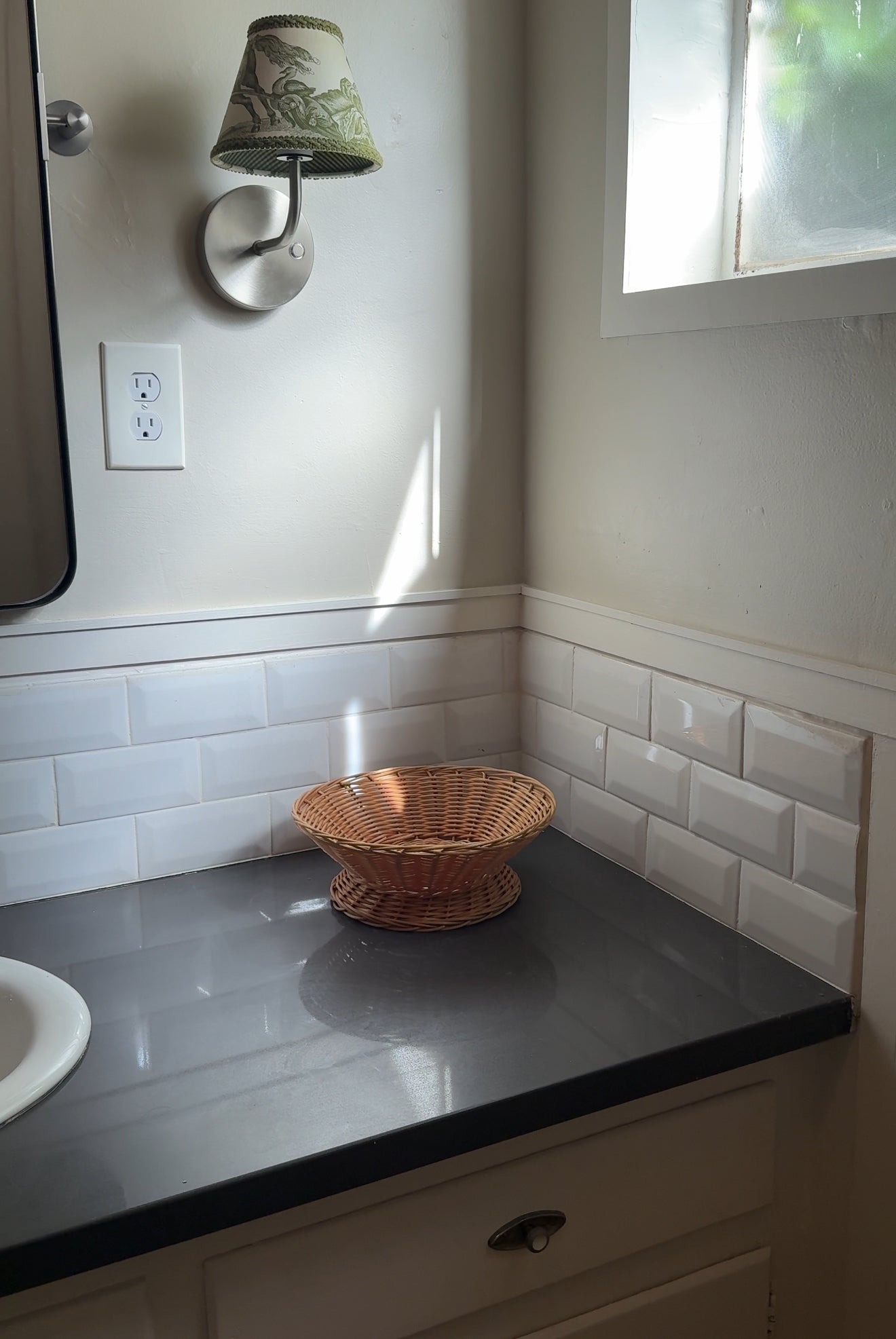 Round Pedestal Wicker Basket